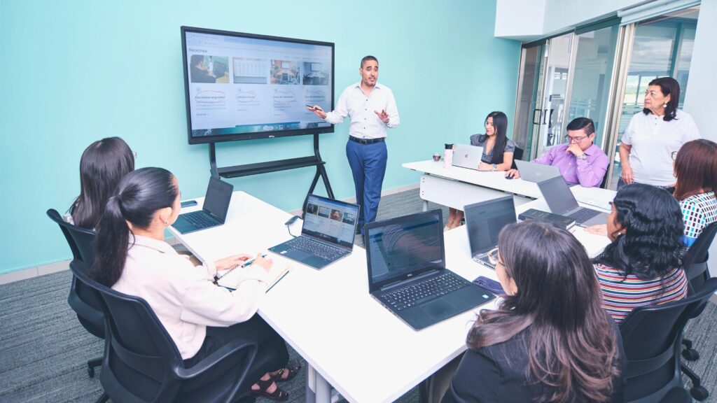 6 Operational Moves That Help Sales Teams Perform Better Hold Short Weekly Review Meetin